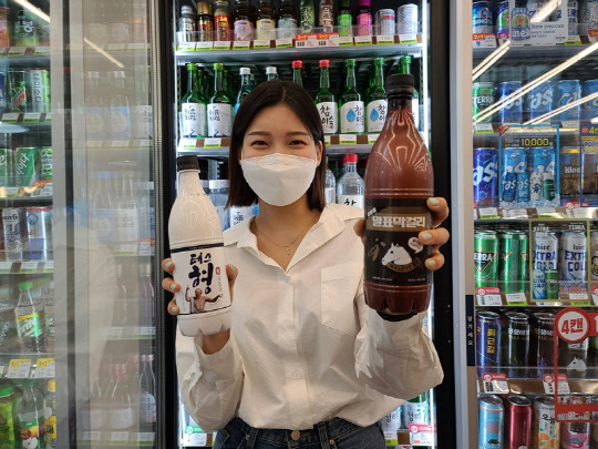 CU가 테스형 막걸리와 말표 검정콩 막걸리로 인기를 끌고 있다. <BGF리테일 제공>